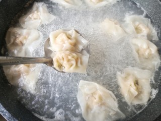 13、重庆红油抄手,抄手煮熟后捞出盛入碗中。