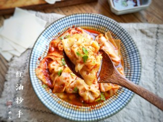 17、重庆红油抄手,趁热来上一个，抄手柔嫩鲜美，汤汁微辣浓香。