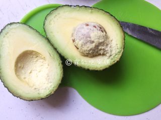 2、清甜牛油果水果沙拉,牛油果对半切开