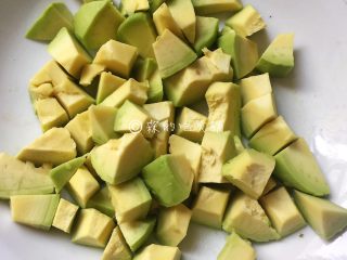 3、清甜牛油果水果沙拉,去皮去核后切成小块