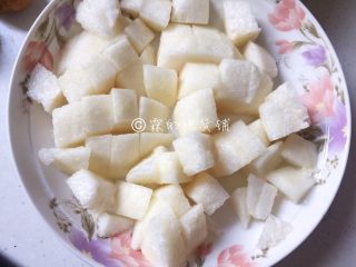 4、清甜牛油果水果沙拉,梨也是去皮后切成小块