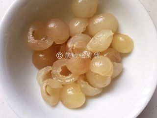 5、清甜牛油果水果沙拉,龙眼去皮去核后对半切开