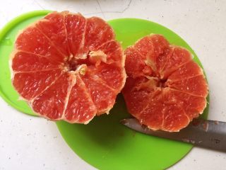 6、清甜牛油果水果沙拉,西柚削去外皮后切成厚片