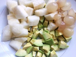 7、清甜牛油果水果沙拉,随后把梨、牛油果和龙眼放在一起