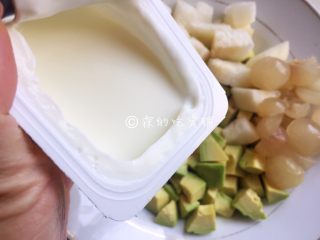 8、清甜牛油果水果沙拉,倒入酸奶，拌匀