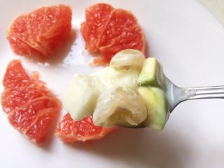 9、清甜牛油果水果沙拉,盘子里西柚摆好造型，随后把拌好的水果丁放上去