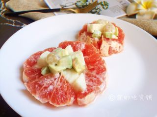 11、清甜牛油果水果沙拉,完成