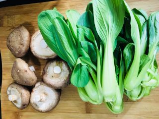 1、香菇炒油菜,准备食材