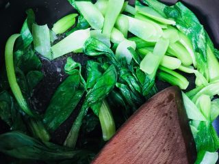 13、香菇炒油菜,放入油菜大火快炒三十秒