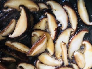 20、香菇炒油菜,翻炒均匀