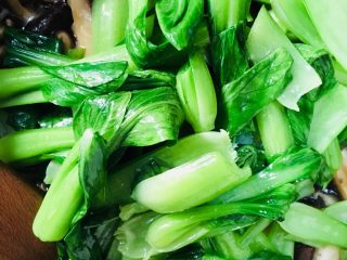 21、香菇炒油菜,把炒好的油菜倒进锅里，开大火