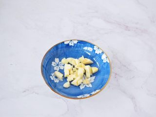 4、番茄土豆片,蒜切末