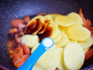 10、番茄土豆片,加入盐