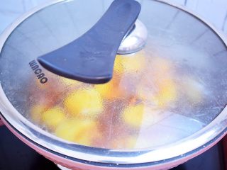 12、番茄土豆片,大火烧开后盖上锅盖，转小火炖煮10分钟左右，然后再转大火收汁，一直要收干汁，没有多余的水分，这样口感酥软，配上番茄的酸甜，浓郁入味超下饭。