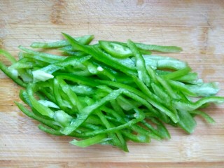 1、鱼香金针菇,青椒洗净去蒂切丝