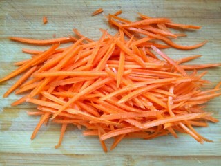 2、鱼香金针菇,胡萝卜洗净切丝