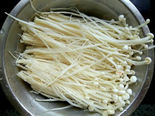 4、鱼香金针菇,金针菇去根，弄散，洗净，攥干水份