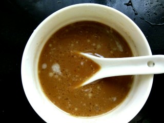 5、鱼香金针菇,调鱼香汁，两勺生抽，三勺醋，四勺糖 ，两勺淀粉，两勺料酒，适量香油，适量清水调匀