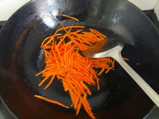 6、鱼香金针菇,锅中放入适量植物油，放入胡萝卜丝，炒出红汤