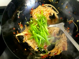 11、鱼香金针菇,放入青椒丝翻炒