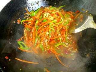 13、鱼香金针菇,倒入小碗里的鱼香汁翻炒均匀关火出锅