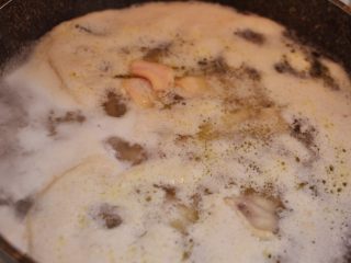 3、台式三杯鸡,大火煮开后，转小火10分钟，去除血沫。