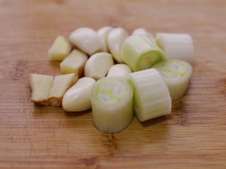 4、台式三杯鸡,葱姜蒜切块。