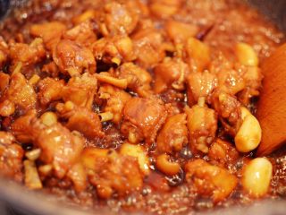 13、台式三杯鸡,转大火，不盖锅盖，煮到还剩下少量汤汁。（注意不时翻炒，防止粘锅）