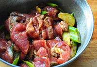 2、五香炸酥肉,肉片放进大碗,加入所有腌料,手抓匀,腌制3小时以上