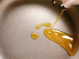 6、糖醋排骨,锅里倒油