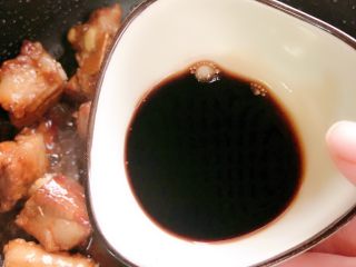 16、糖醋排骨,倒入醋