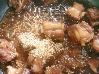 21、糖醋排骨,放入白芝麻
