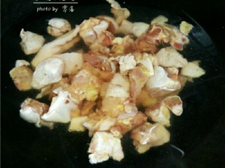 4、板栗烧鸡,鸡肉洗净后，放入清水里，调入适量料酒，煮沸；