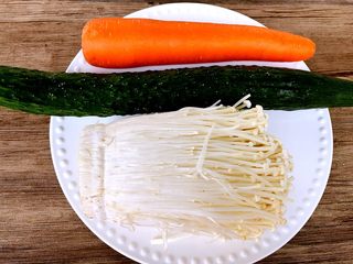 1、麻辣金针菇,准备好金针菇，黄瓜，胡萝卜