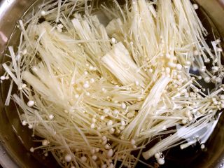 6、麻辣金针菇,用盐水浸泡二十分钟