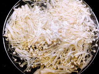 10、麻辣金针菇,锅里放入半锅水烧开，放入一勺盐，少许油，再放入金针菇焯熟