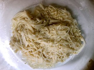 11、麻辣金针菇,金针菇焯熟沥干水，放入大碗