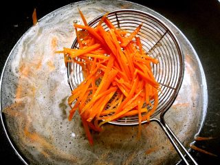 12、麻辣金针菇,胡萝卜也焯熟，沥水放入大碗里