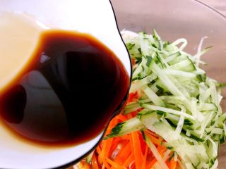 16、麻辣金针菇,加入适量生抽