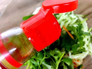 18、麻辣金针菇,加入适量芝麻油