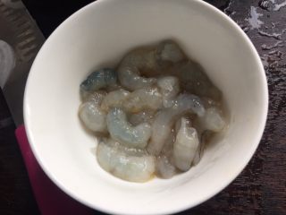 4、大阪烧,大虾仁处理干净切小段，加点盐和料酒腌制一会