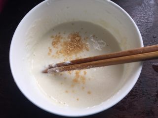 6、大阪烧,面粉里加点盐、鸡精和清水拌匀成厚面糊