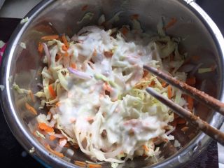 8、大阪烧,倒入厚面糊拌匀，最好是让面糊裹住每个食材