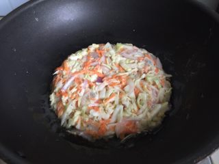 10、大阪烧,锅中再倒入适量橄榄油，舀入一勺蔬菜面糊，小火加盖煎5分钟左右