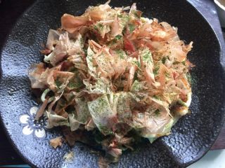 16、大阪烧,撒上木鱼花和海苔粉