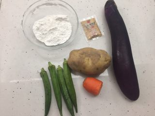 1、炸蔬菜沙拉,准备好材料