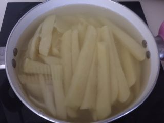 2、炸蔬菜沙拉,土豆切条后放入加盐的开水锅里煮5分钟