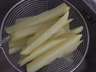 3、炸蔬菜沙拉,捞起过冷水