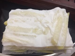 4、炸蔬菜沙拉,然后用纸巾吸干水份