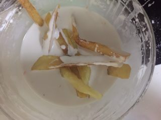 6、炸蔬菜沙拉,然后沾加水的生粉